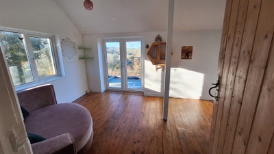 Beautiful, large room in cute cottage  Main Photo