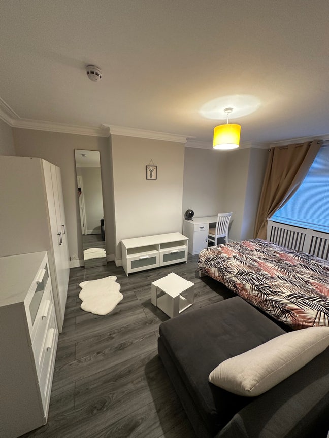 Double room for Rent W5 Main Photo