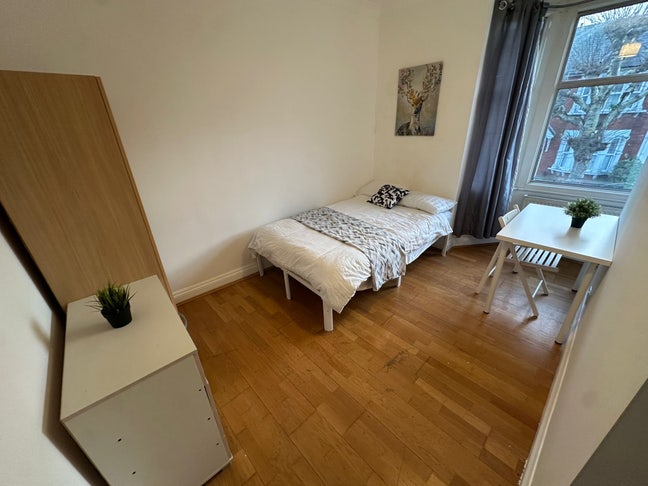 Spacious newly furnished rooms- all bills incl Main Photo