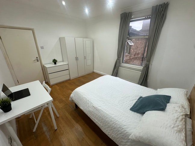 Spacious newly furnished rooms- all bills incl Main Photo