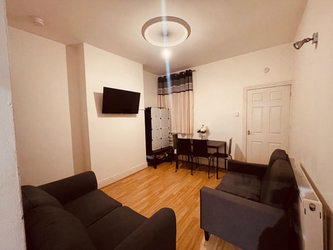 One housemate required Main Photo