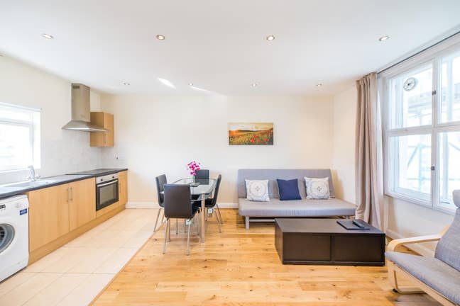 Fully Furnished, Spacious One-Bedroom Flat in SW5 Main Photo