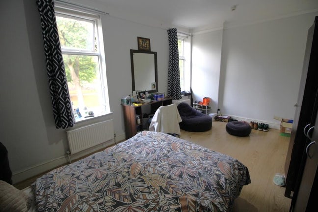 A Large room in friendly house near city centre Main Photo