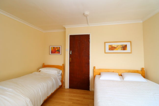 Double Room, Stratford E15 5b2b, Walk to Station Main Photo