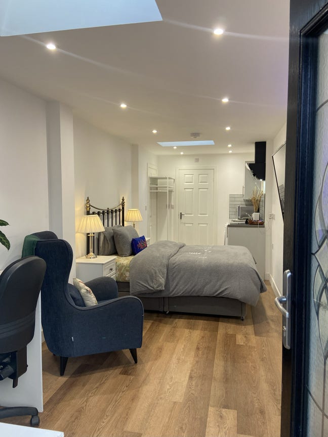 Executive Professional Studio Apartment/Room  Main Photo