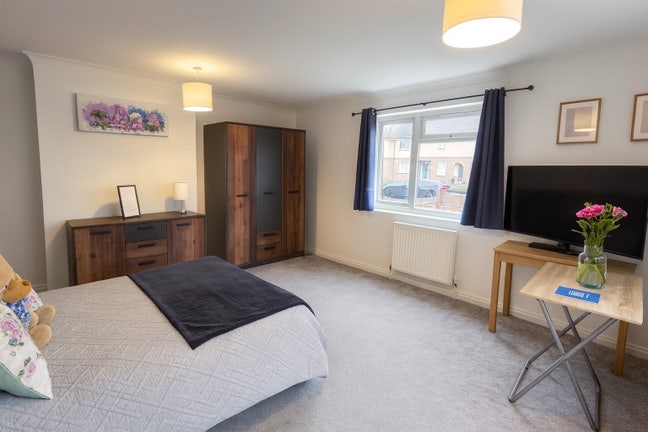 Large double, cleaner, garden, parking Main Photo