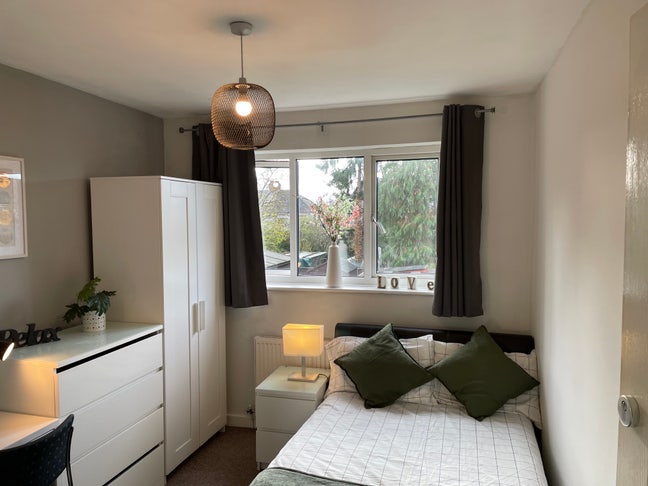 *Double En-Suite Room in Friendly House Share* Main Photo