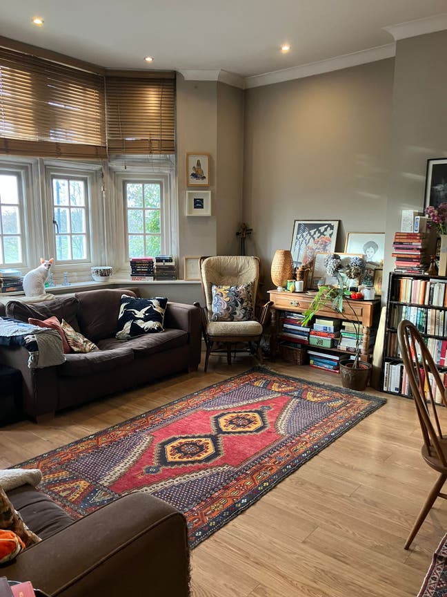 Beautiful, bright 1 bed flat views over common Main Photo