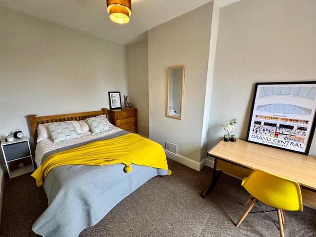 Large room in small house share - available now Main Photo