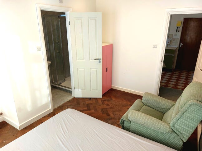 Self contained flat in a house (Female preferred) Main Photo