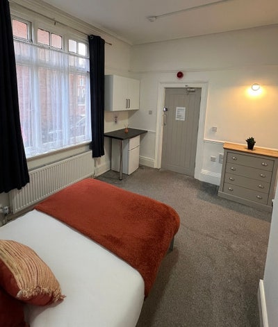 &pound;625 – Modern Double En-Suite Room (WV1)  Main Photo