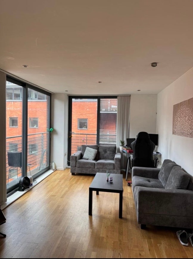 Oxford road city Centre apartment available now!  Main Photo