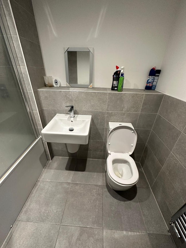 1 room in a 2 Bhk apartment  Main Photo