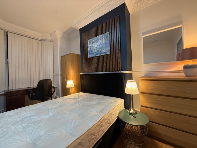 Bright & Spacious Double Room in Shared House Main Photo