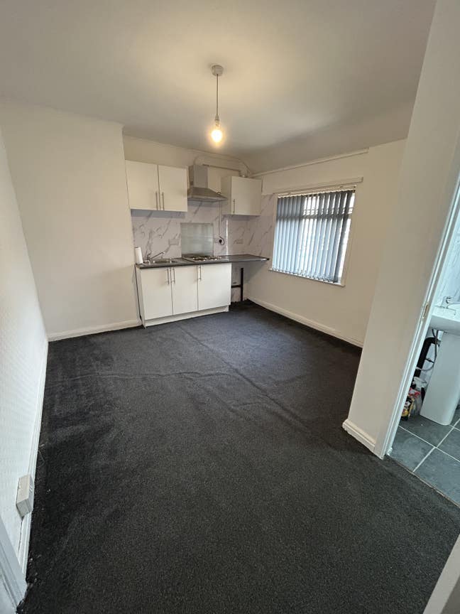 2 Bed Flat To Let Main Photo
