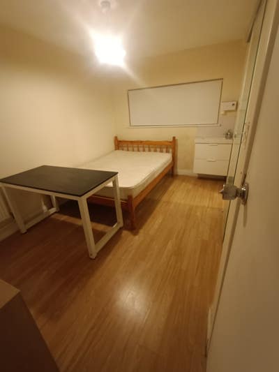 Spacious Ensuite Close to Science Park Main Photo