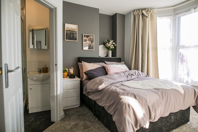 Beautiful Ensuite Room Available Now Main Photo