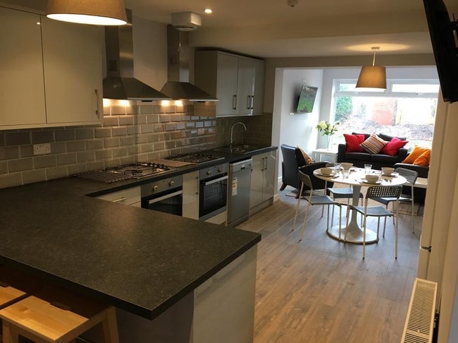 Great access to HPC 2mins walk from pick up point Main Photo