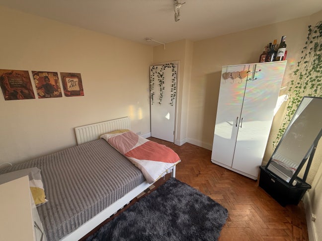 Bright spacious room available  Main Photo