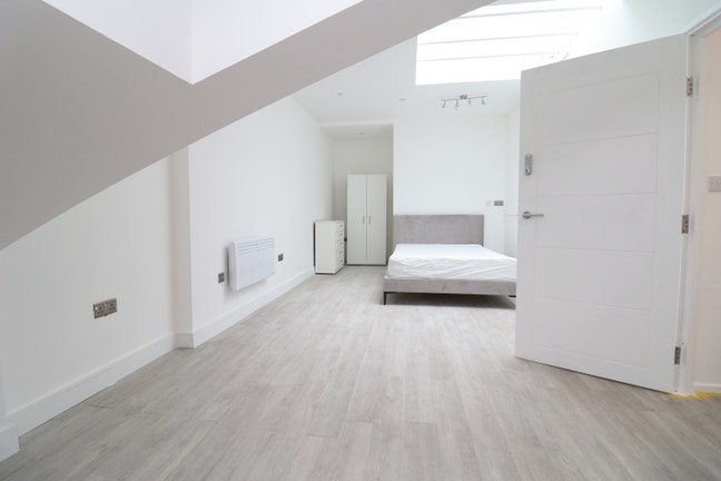 3 Luxury Rooms- Modern Flat 2 Minutes from Station Main Photo