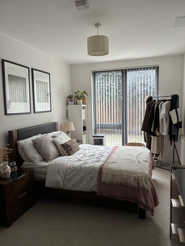 Room available in modern 2 bed flat in Nine Elms Main Photo