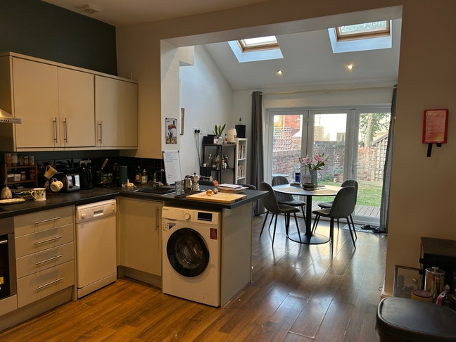 Spacious 2 bed, 3 storey house with garden Main Photo