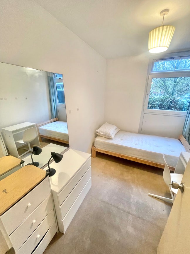 Mixed Flat! Available Now. Battersea  Main Photo