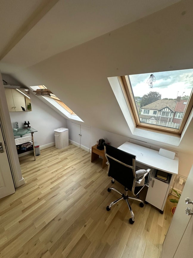 Beautiful spacious room with build in waredrobes  Main Photo