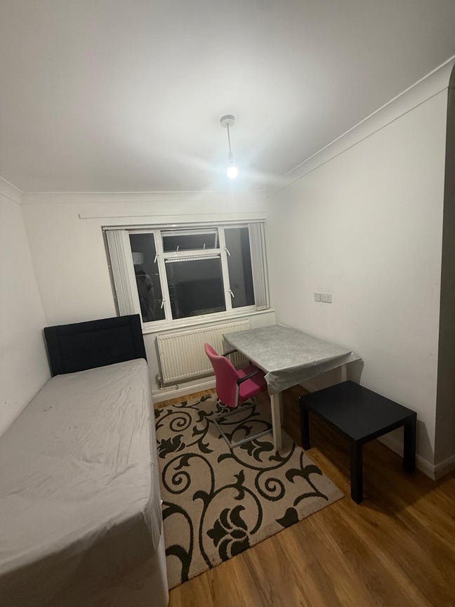 Room to let in Woking, 20 mins walk from station Main Photo