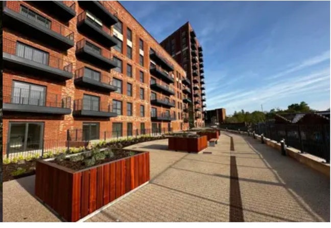 1 Spare room in 2 Bed room apartment  Main Photo