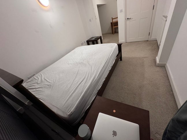 Cozy Ensuite Main Photo