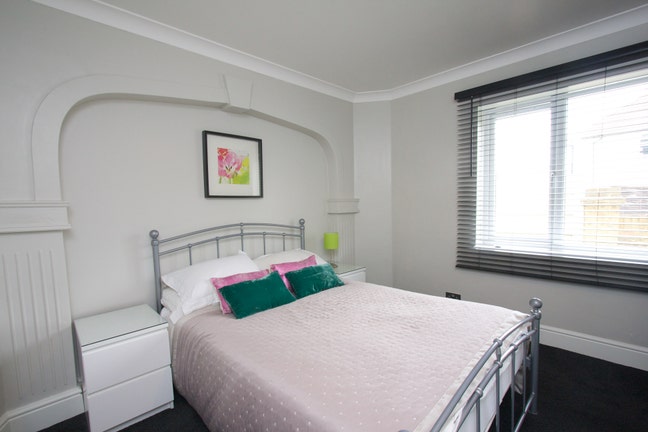 Double Room close to  HTRW ✈️ Main Photo