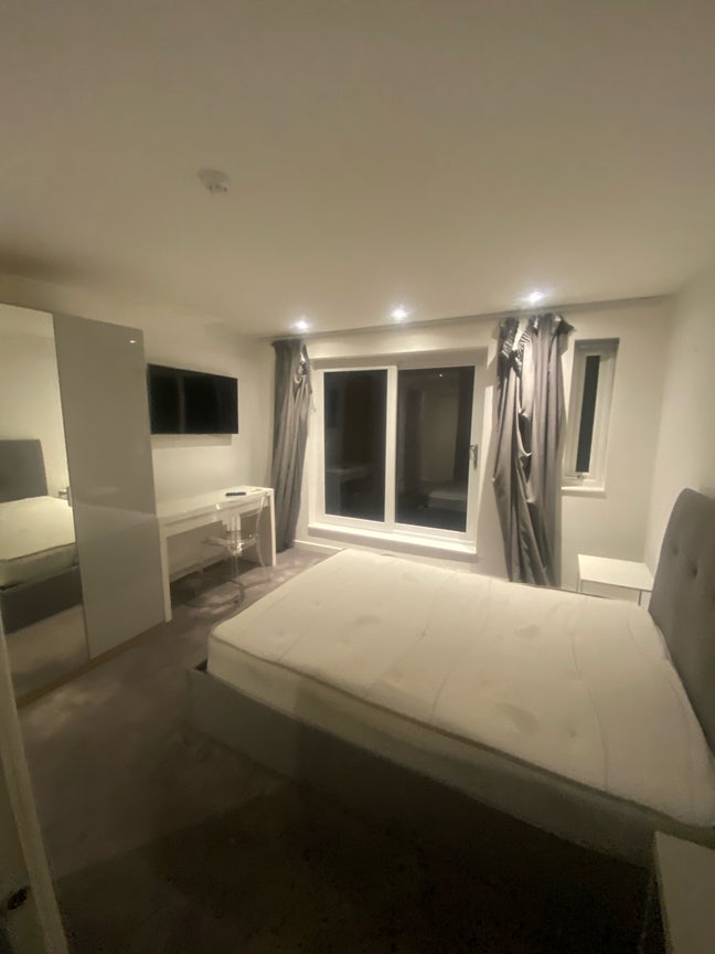 Beautiful En-suite Room Available Main Photo