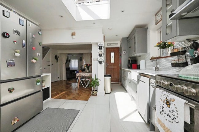 Cozy room for rent to female Main Photo