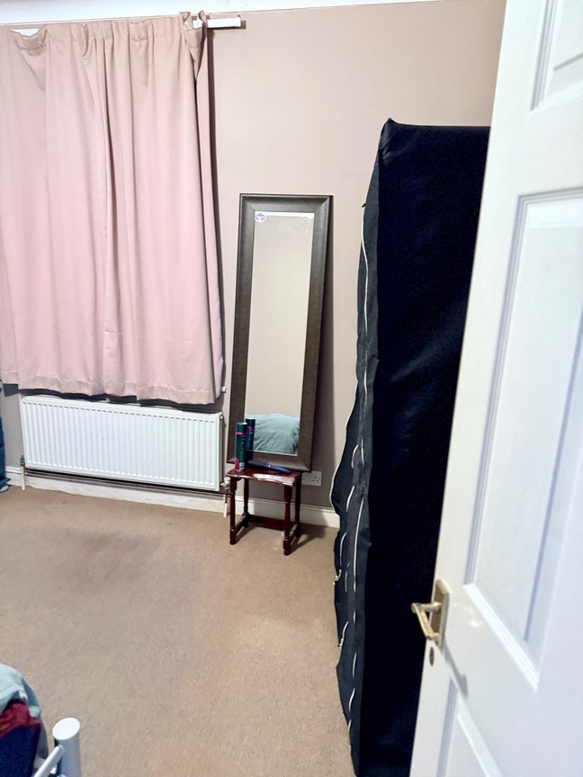 Double bedroom available- shared house  Main Photo