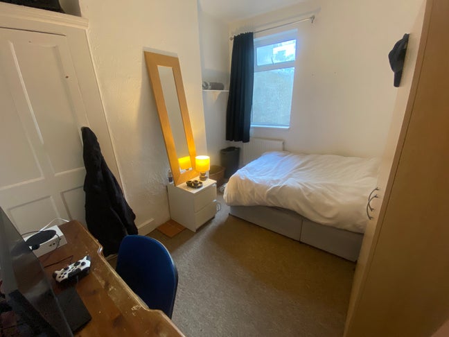 Room available in student house on Bernard Road. Main Photo