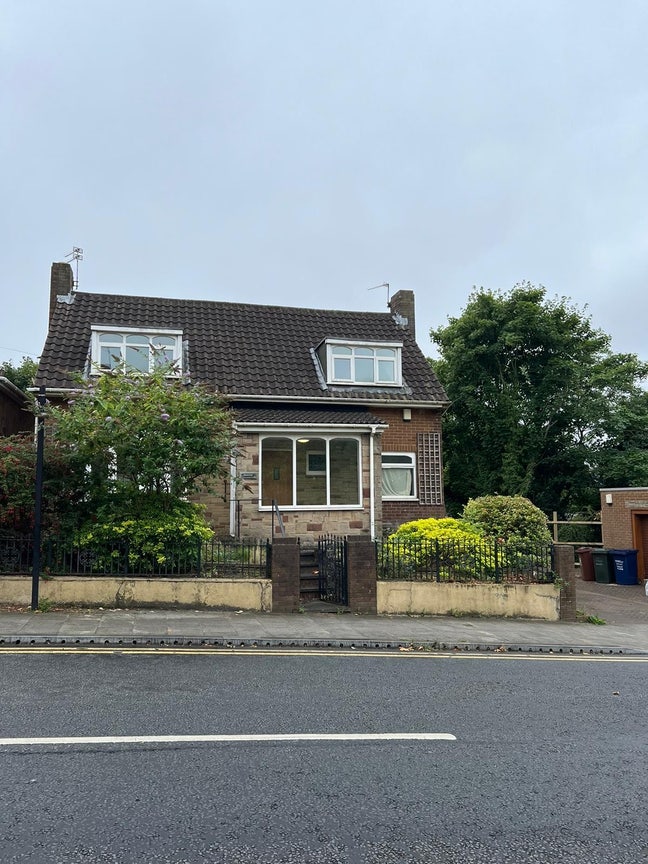 One double bedroom  Main Photo