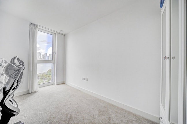 Modern 3-Bed Riverside Flat Main Photo