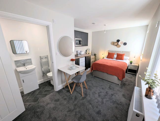 New Kitchenette, Ensuite Rooms Close to Hospital  Main Photo