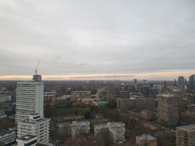 Bright Top-Floor 2 Beds with Balcony Main Photo