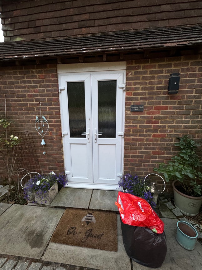 Studio available in quiet part of peaslake  Main Photo