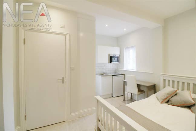 Modern Ensuite Room - Central Caversham Main Photo