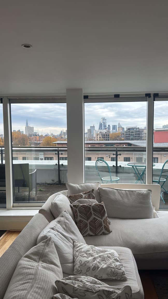 ☎️ Spotless two bed flat with terrace!  Main Photo