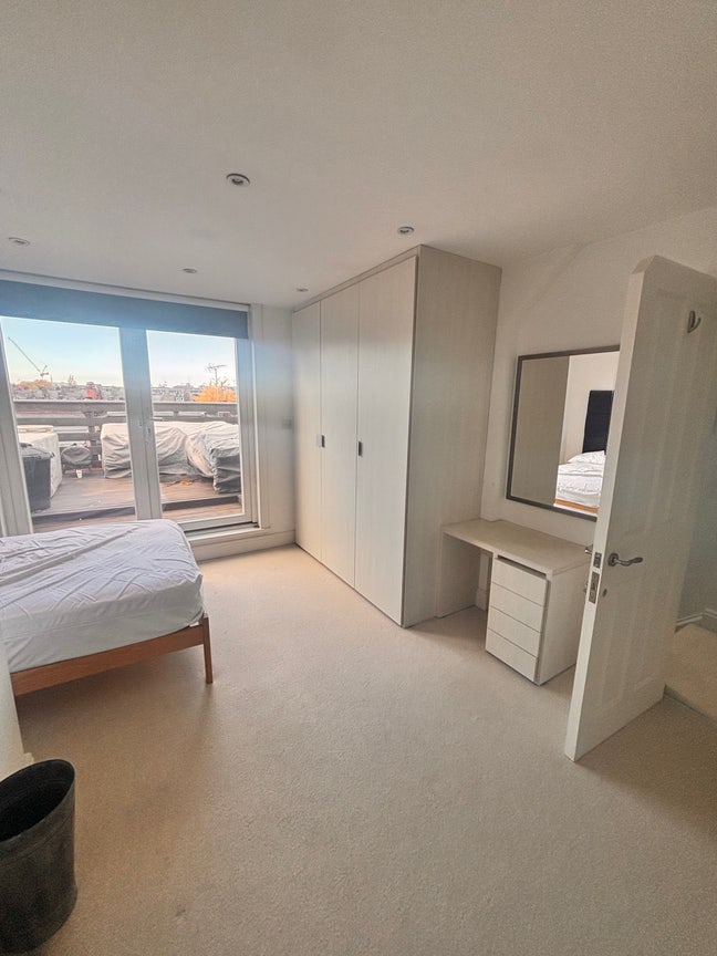 1 ensuite bedroom with roof terrace in Barons Cour Main Photo