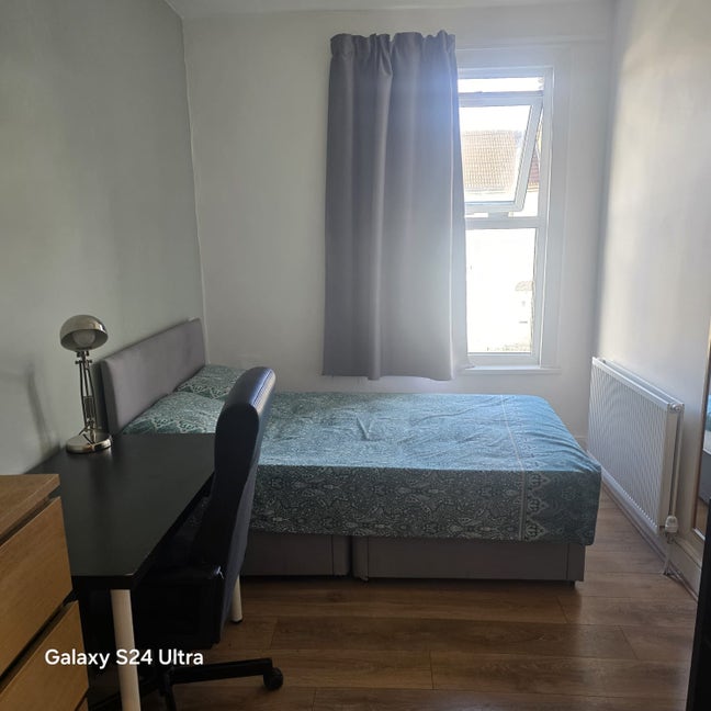 Lovely Bright  Room in a Gorgeous House Main Photo