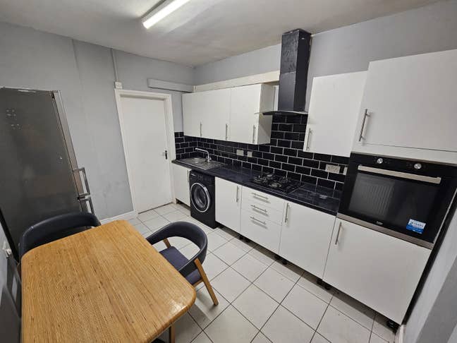 New Flat in North Acton - 4 Rooms Available Main Photo