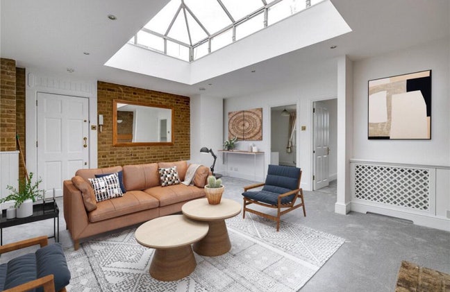 Stunning 2 Bedroom Flat in Fulham w/ Roof Terrace Main Photo