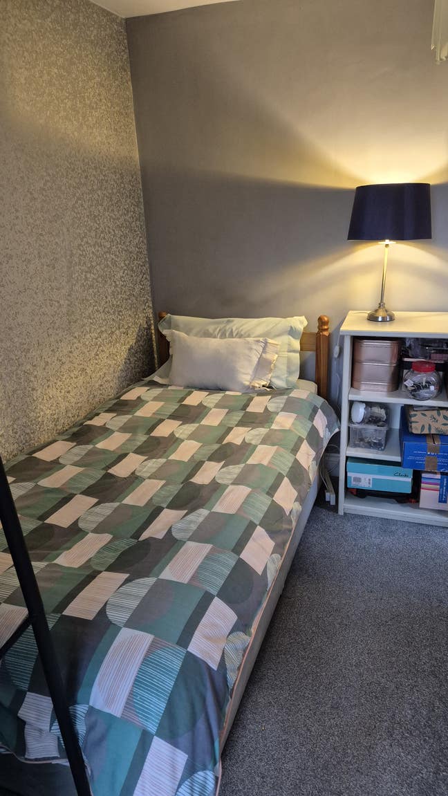 Compact Cosy single room with ensuite bathroom.  Main Photo