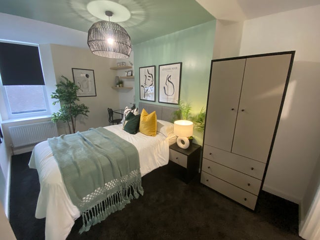 Charming en-suite bedroom Main Photo