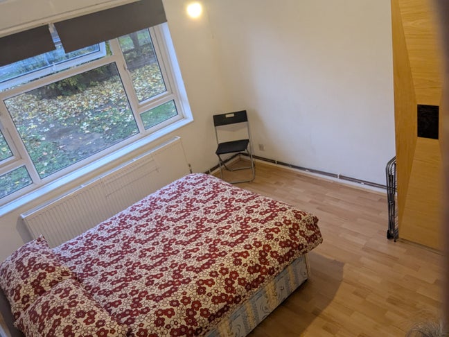 Double room available in a quiet and clean flat Main Photo